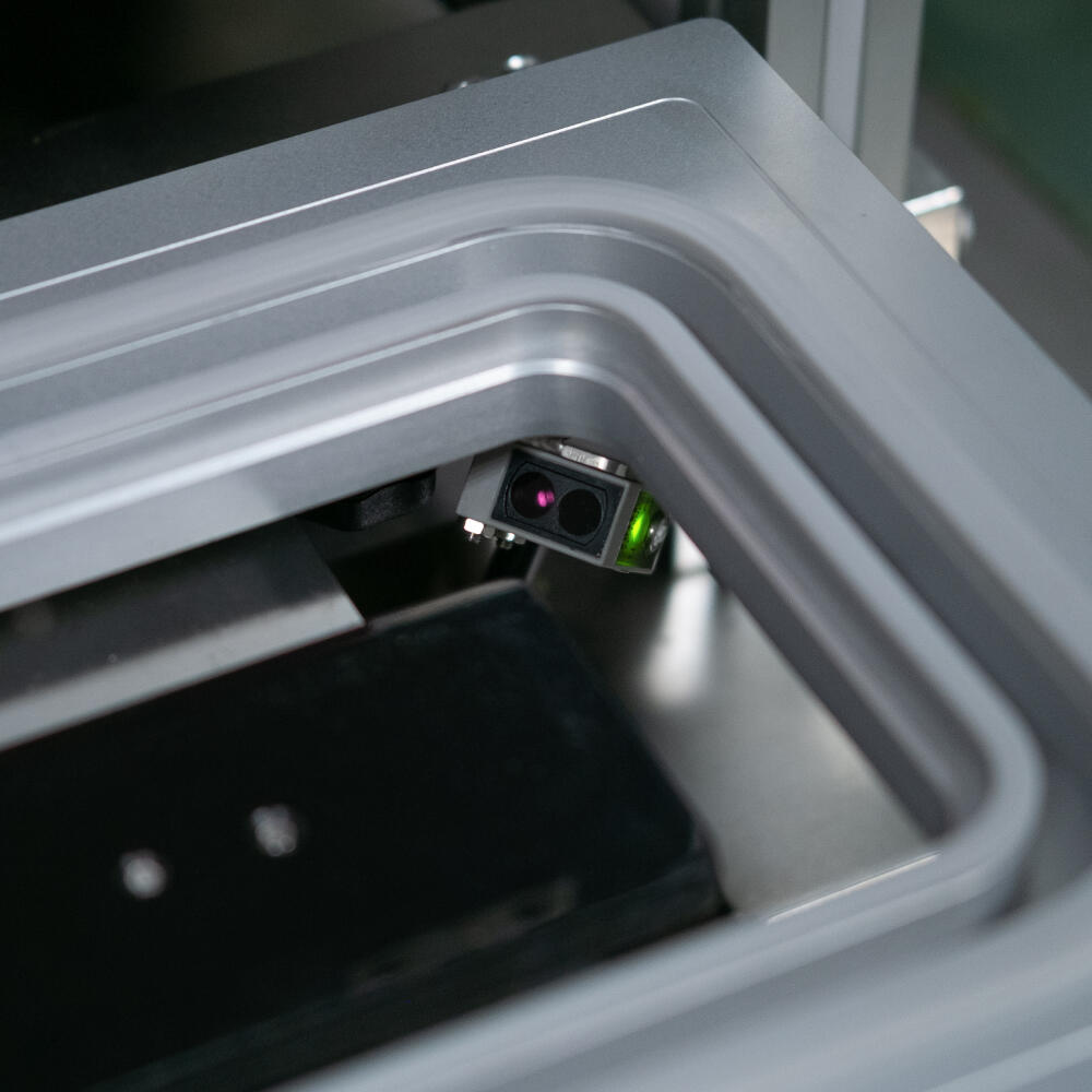 Features infrared sensors for auto-sealing upon tray placement; switchable to manual mode.