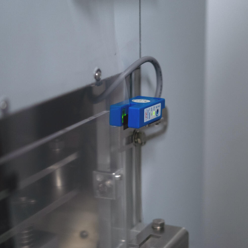 Adjustable eye mark sensor ensures precise film positioning for accurate sealing.